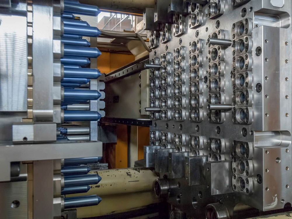 ,automatyzacja procesu produkcji, robotyzacja, centralne podawanie surowców, MES systemy, wyposażenie dodatkowe, eksploatacja, problemy z automatyzacją, rozwiązania automatyzacji, efektywność produkcji, jakość produktów, redukcja kosztów, konkurencyjność przemysłowa, roboty przemysłowe, systemy automatyzacji, optymalizacja procesu produkcyjnego, zarządzanie produkcją, bezpieczeństwo pracy, wsparcie techniczne automatyzacji, ,Tworzywa sztuczne, szkolenie z tworzyw sztucznych, typy tworzyw sztucznych, przetwórstwo tworzyw sztucznych, właściwości tworzyw sztucznych, skurcz tworzyw sztucznych, przechowywanie tworzyw sztucznych, przygotowanie tworzyw sztucznych, problemy w przetwórstwie tworzyw sztucznych, rozwiązania problemów z tworzywami sztucznymi, polimery termoplastyczne, polimery termoutwardzalne, elastomery, techniki wtryskiwania, ekstruzja tworzyw sztucznych, formowanie na gorąco, właściwości mechaniczne tworzyw sztucznych, właściwości termiczne tworzyw sztucznych, właściwości chemiczne tworzyw sztucznych, techniki analizy problemów w przetwórstwie, optymalizacja parametrów przetwórstwa, szkolenie dla inżynierów produkcji, szkolenie dla technologów, szkolenie dla specjalistów ds. materiałowych, szkolenie dla pracowników R&D, szkolenie dla operatorów maszyn, szkolenie z zarządzania magazynem surowców, zastosowanie tworzyw sztucznych w przemyśle, ,formy wtryskowe, typy form wtryskowych, technologie form wtryskowych, termostatowanie form wtryskowych, podłączenia form wtryskowych, eksploatacja form wtryskowych, problemy z formami wtryskowymi, rozwiązania problemów form wtryskowych, szkolenie formy wtryskowe, kurs formy wtryskowe, ,formy wtryskowe, proces wtrysku, plastyfikacja tworzywa, wtrysk tworzywa, chłodzenie formy wtryskowej, wyrzucanie wyprasek, cykl wtryskowy, ustawienia wtryskarki, przygotowanie gniazda produkcyjnego, bezpieczny rozruch wtryskarki, zwalnianie produkcji FPA, karta parametrów, optymalizacja procesu wtrysku, zabezpieczenie procesu wtrysku, zabezpieczenie klienta, procesowe wady wyprasek, konstrukcyjne wady wyprasek, wtrysk wielokomponentowy, wtrysk 2K, wtrysk 3K, wtrysk 4K, rozwiązywanie problemów wtryskowych,